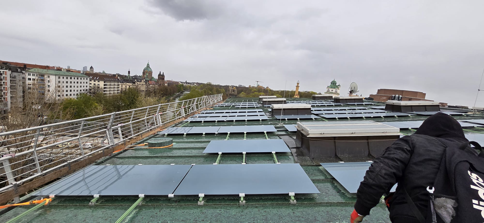 Montage der rahmenlosen PV-Module auf dem Kupferdach